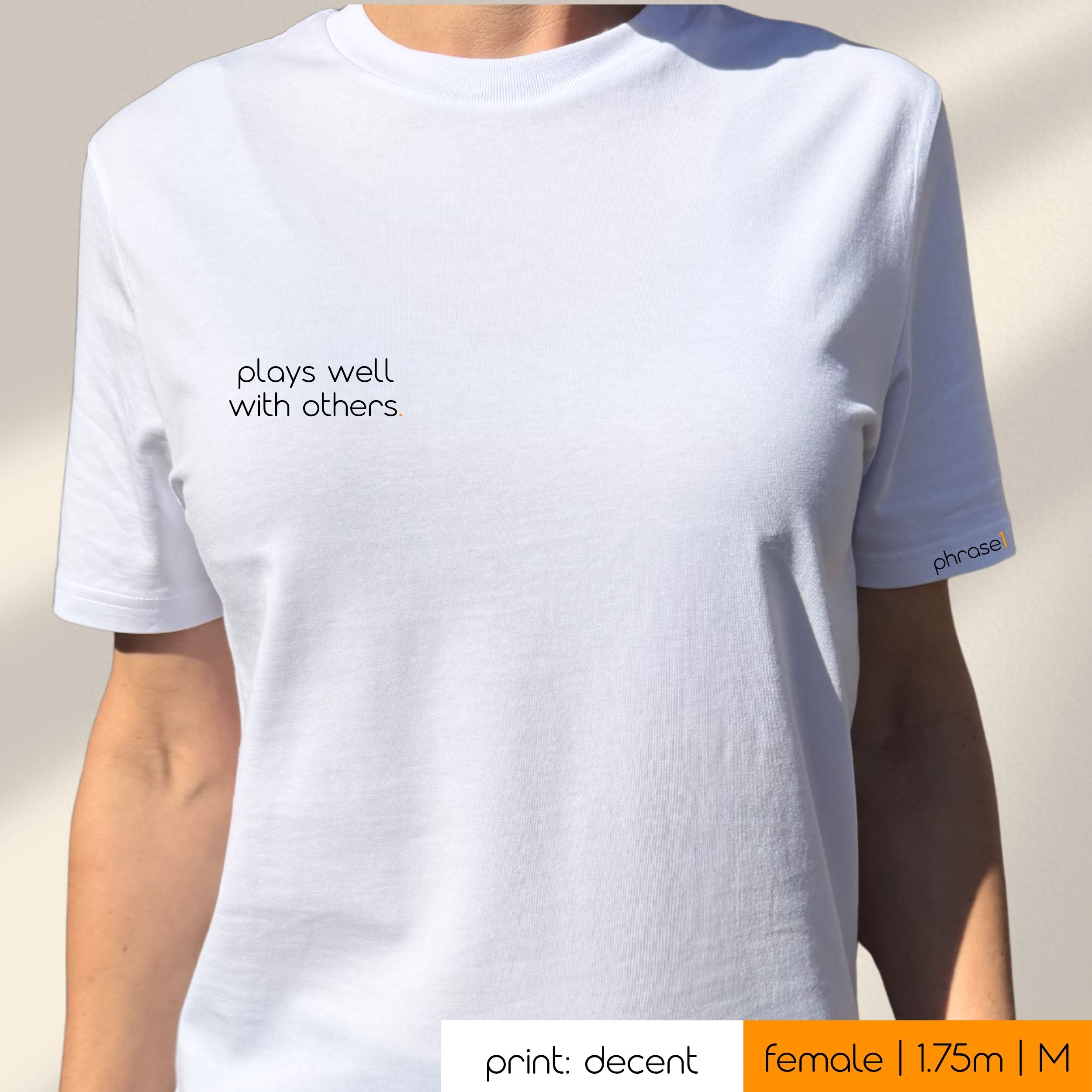 Premium T-Shirt mit Spruch "plays well with others."